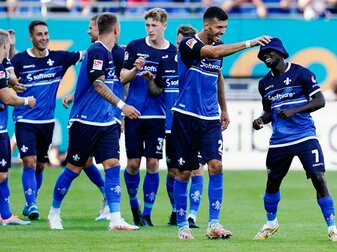 Braydon Manu (r) brachte Darmstadt beim Sieg gegen Sandhausen in Führung. Braydon Manu (r) brachte Darmstadt beim Sieg gegen Sandhausen in Führung.