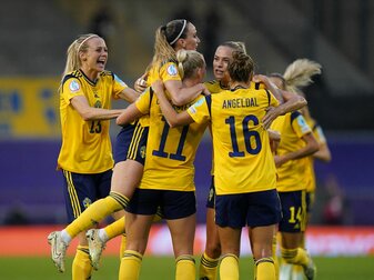 Gelb-blauer Jubel: Schweden steht nach dem Last-Minute-Sieg über Belgien im EM-Halbfinale. Gelb-blauer Jubel: Schweden steht nach dem Last-Minute-Sieg über Belgien im EM-Halbfinale.