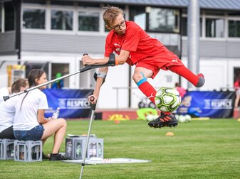 Rio-Weltmeister Lukas Podolski (37) setzt in seiner Soccerhalle ein Zeichen für Inklusion im Fußball. Rio-Weltmeister Lukas Podolski (37) setzt in seiner Soccerhalle ein Zeichen für Inklusion im Fußball.