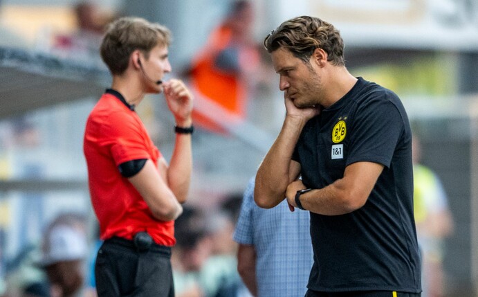 Dortmunds Trainer Edin Terzic (r) ist vor allem mit der Defensive unzufrieden.