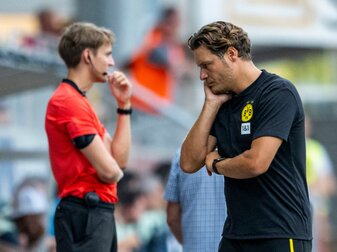 Dortmunds Trainer Edin Terzic (r) ist vor allem mit der Defensive unzufrieden. Dortmunds Trainer Edin Terzic (r) ist vor allem mit der Defensive unzufrieden.