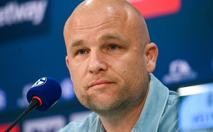 Sportdirektor Rouven Schröder vom Bundesliga-Rückkehrer Schalke 04 blickt mit großem Respekt auf den Saisonstart am 7