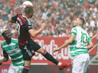 Die Nürnberger um Florian Hübner (M) setzten sich in Zweikämpfen häufiger durch. Die Nürnberger um Florian Hübner (M) setzten sich in Zweikämpfen häufiger durch.