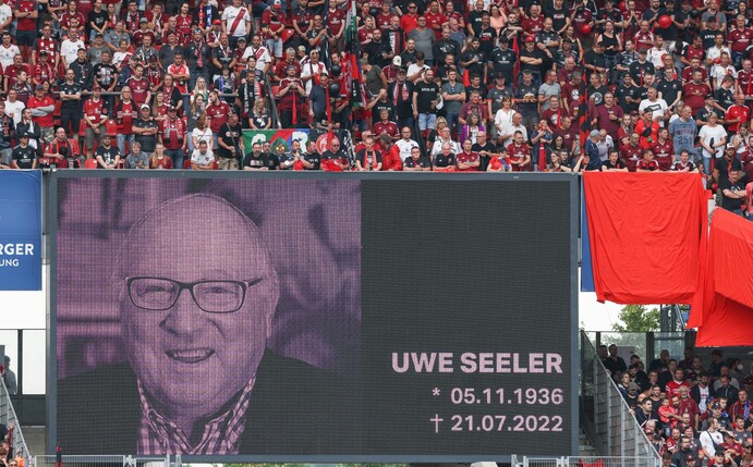 Im Stadion des 1. FC Nürnberg wird eine Gedenkminute für den verstorbenen Uwe Seeler abgehalten.