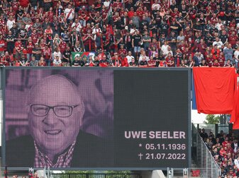 Im Stadion des 1. FC Nürnberg wird eine Gedenkminute für den verstorbenen Uwe Seeler abgehalten. Im Stadion des 1. FC Nürnberg wird eine Gedenkminute für den verstorbenen Uwe Seeler abgehalten.