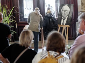 Menschen stehen Schlange um sich im Hamburger Rathaus in ein Kondolenzbuch für den verstorbenen Fußballer Uwe Seeler einzutragen. Menschen stehen Schlange um sich im Hamburger Rathaus in ein Kondolenzbuch für den verstorbenen Fußballer Uwe Seeler einzutragen.