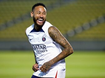 Ist vertraglich noch drei Jahre an Paris Saint-Germain gebunden: Neymar. Ist vertraglich noch drei Jahre an Paris Saint-Germain gebunden: Neymar.