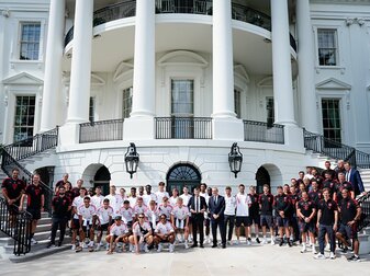 Verantwortliche, Spieler, Trainer und Betreuer vom FC Bayern München posieren vor dem Weißen Haus für ein Gruppenbild.. Verantwortliche, Spieler, Trainer und Betreuer vom FC Bayern München posieren vor dem Weißen Haus für ein Gruppenbild..