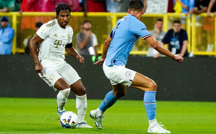 Serge Gnabry (l) im Dribbling gegen Rúben Dias.