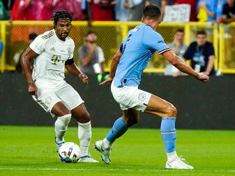 Serge Gnabry (l) im Dribbling gegen Rúben Dias. Serge Gnabry (l) im Dribbling gegen Rúben Dias.