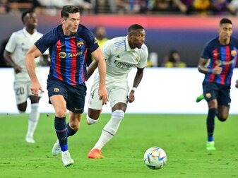 Robert Lewandowski hat bei seinem Debüt für den FC Barcelona gleich einen Prestigeerfolg gefeiert. Robert Lewandowski hat bei seinem Debüt für den FC Barcelona gleich einen Prestigeerfolg gefeiert.