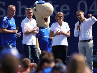 Mehrere Zehntausend Schalke-Fans haben am Sonntag auf dem Vereinsgelände die offizielle Saisoneröffnung von Bundesliga Mehrere Zehntausend Schalke-Fans haben am Sonntag auf dem Vereinsgelände die offizielle Saisoneröffnung von Bundesliga