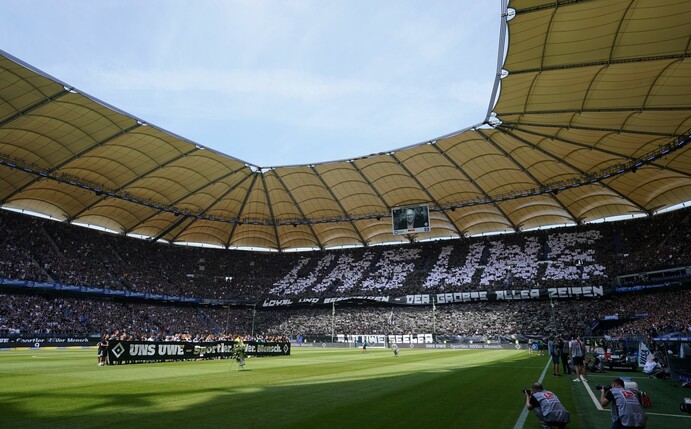 Die beiden Mannschaften und die HSV-Fans würdigen Seeler mit einem riesigen Banner sowie einer Choreographie.