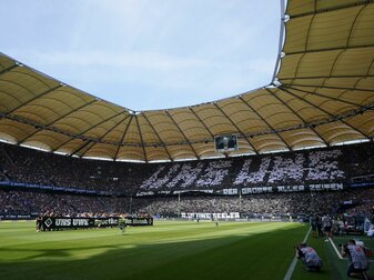 Die beiden Mannschaften und die HSV-Fans würdigen Seeler mit einem riesigen Banner sowie einer Choreographie. Die beiden Mannschaften und die HSV-Fans würdigen Seeler mit einem riesigen Banner sowie einer Choreographie.