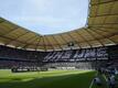 Die beiden Mannschaften und die HSV-Fans würdigen Seeler mit einem riesigen Banner sowie einer Choreographie.