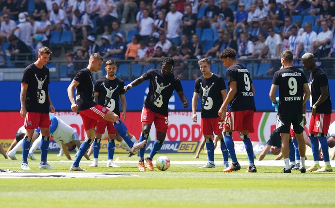 Die HSV-Profis wärmten sich bereits in T-Shirts mit dem Konterfei des Club-Idols auf.