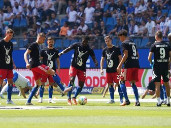 Die HSV-Profis wärmten sich bereits in T-Shirts mit dem Konterfei des Club-Idols auf. Die HSV-Profis wärmten sich bereits in T-Shirts mit dem Konterfei des Club-Idols auf.