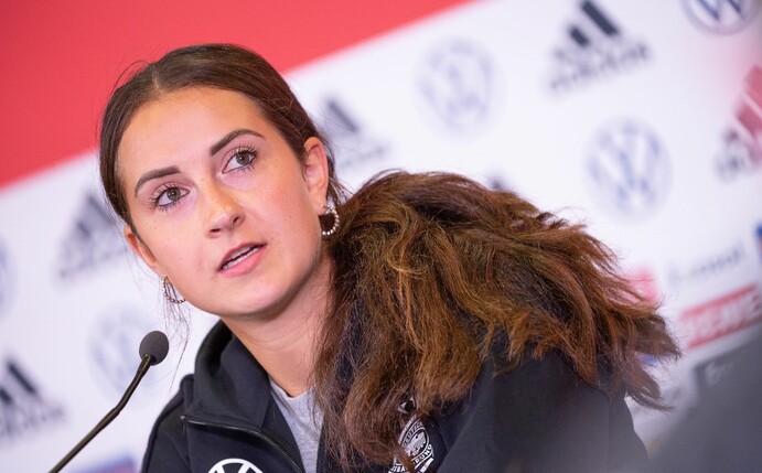 Nationalspielerin Sara Däbritz bei einer Pressekonferenz der DFB-Frauen.