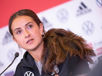 Nationalspielerin Sara Däbritz bei einer Pressekonferenz der DFB-Frauen. Nationalspielerin Sara Däbritz bei einer Pressekonferenz der DFB-Frauen.