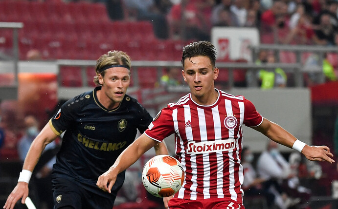 Michal Karbownik (rechts) im Einsatz für Olympiakos Piräus (Photo by LOUISA GOULIAMAKI/AFP via Getty Images)