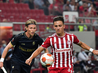 Michal Karbownik (rechts) im Einsatz für Olympiakos Piräus (Photo by LOUISA GOULIAMAKI/AFP via Getty Images) Michal Karbownik (rechts) im Einsatz für Olympiakos Piräus (Photo by LOUISA GOULIAMAKI/AFP via Getty Images)
