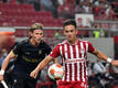 Michal Karbownik (rechts) im Einsatz für Olympiakos Piräus (Photo by LOUISA GOULIAMAKI/AFP via Getty Images)