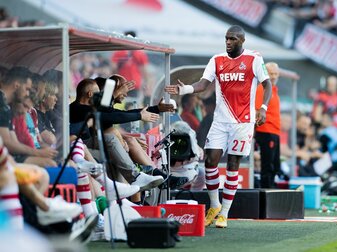 Kölns Anthony Modeste klatscht nach seiner Auswechselung in einem Testspiel die Bank ab. Kölns Anthony Modeste klatscht nach seiner Auswechselung in einem Testspiel die Bank ab.