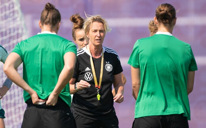 Bundestrainerin Martina Voss-Tecklenburg wendet sich beim Training an die Spielerinnen.