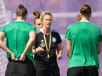 Bundestrainerin Martina Voss-Tecklenburg wendet sich beim Training an die Spielerinnen. Bundestrainerin Martina Voss-Tecklenburg wendet sich beim Training an die Spielerinnen.