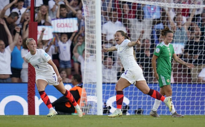 Will zu einer besseren Stimmung in England beitragen: Fran Kirby (M).