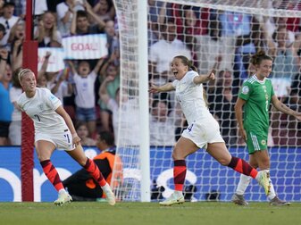 Will zu einer besseren Stimmung in England beitragen: Fran Kirby (M). Will zu einer besseren Stimmung in England beitragen: Fran Kirby (M).