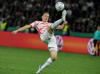 Vor dem Spiel um den Supercup am Samstag (20.30 Uhr/Sky und Sat.1) gegen den FC Bayern München fordert Klostermann eine Vor dem Spiel um den Supercup am Samstag (20.30 Uhr/Sky und Sat.1) gegen den FC Bayern München fordert Klostermann eine