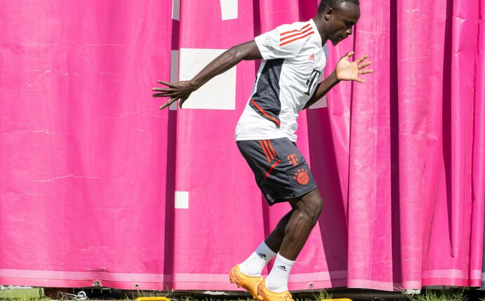 Bayern-Neuzugang Sadio Mané durchläuft im Training eine Koordinationsleiter.