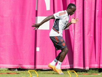 Bayern-Neuzugang Sadio Mané durchläuft im Training eine Koordinationsleiter. Bayern-Neuzugang Sadio Mané durchläuft im Training eine Koordinationsleiter.