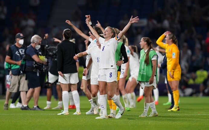 Wollen mit einem Sieg über Schweden ins EM-Finale im eigenen Land: Englands Nationalspielerinnen.