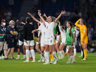 Wollen mit einem Sieg über Schweden ins EM-Finale im eigenen Land: Englands Nationalspielerinnen. Wollen mit einem Sieg über Schweden ins EM-Finale im eigenen Land: Englands Nationalspielerinnen.