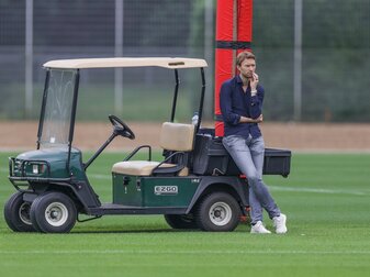Leverkusens Sport-Geschäftsführer Simon Rolfes schaut den Bayer-Profis beim Training zu. Leverkusens Sport-Geschäftsführer Simon Rolfes schaut den Bayer-Profis beim Training zu.