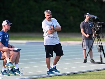 Der Trainer vom VfL Bochum, Thomas Reis, steht während eines Testspiels an der Seitenlinie. Der Trainer vom VfL Bochum, Thomas Reis, steht während eines Testspiels an der Seitenlinie.