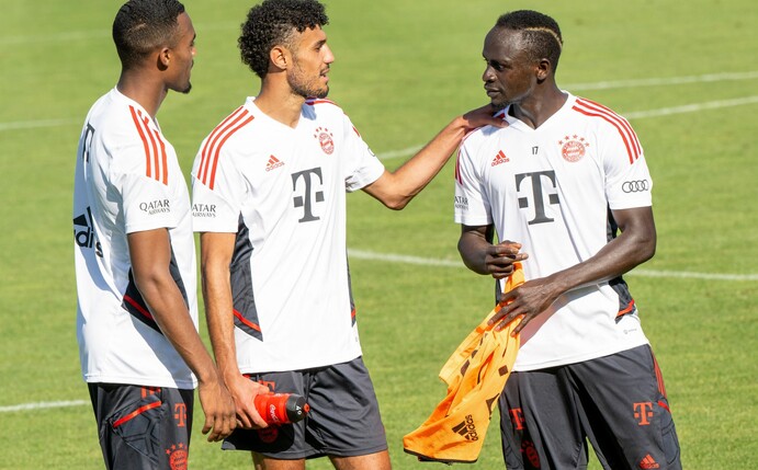 Die Bayern-Neuzugänge Ryan Gravenberch (l-r), Noussair Mazraoui und Sadio Mané unterhalten sich während einer Trainingspause.