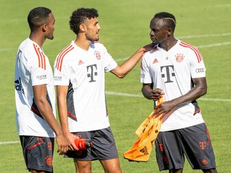 Die Bayern-Neuzugänge Ryan Gravenberch (l-r), Noussair Mazraoui und Sadio Mané unterhalten sich während einer Trainingspause. Die Bayern-Neuzugänge Ryan Gravenberch (l-r), Noussair Mazraoui und Sadio Mané unterhalten sich während einer Trainingspause.