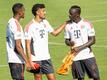 Die Bayern-Neuzugänge Ryan Gravenberch (l-r), Noussair Mazraoui und Sadio Mané unterhalten sich während einer Trainingspause.