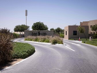 Der Haupteingang zum «Zulal Wellness Resort». Das Resort ganz im Norden des Emirats Katar ist das Teamquartier der deutschen Nationalmannschaft. Der Haupteingang zum «Zulal Wellness Resort». Das Resort ganz im Norden des Emirats Katar ist das Teamquartier der deutschen Nationalmannschaft.