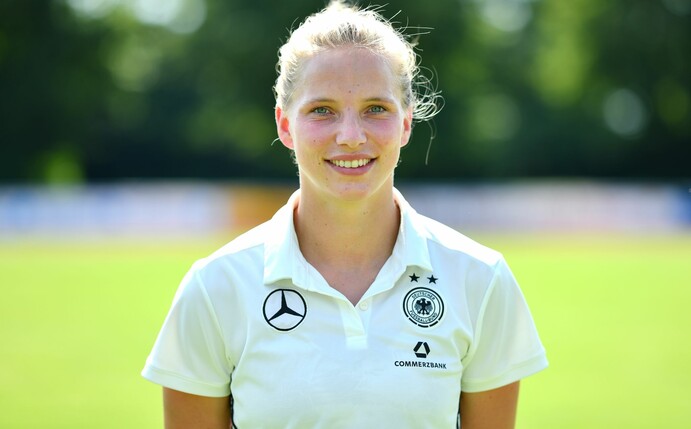 Die frühere Fußball-Nationalspielerin Tabea Kemme blickt bei einem Fototermin in die Kamera.