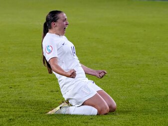 Und Fran Kirby jubelt über ihr Tor zum 4:0 gegen Schweden. Und Fran Kirby jubelt über ihr Tor zum 4:0 gegen Schweden.