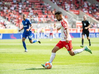 Offensivspieler Sarpreet Singh war bereits in der vergangenen Saison an Jahn Regensburg verliehen. Offensivspieler Sarpreet Singh war bereits in der vergangenen Saison an Jahn Regensburg verliehen.
