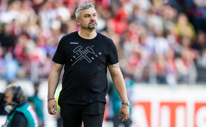 Bochums Trainer Thomas Reis steht am Spielfeldrand.