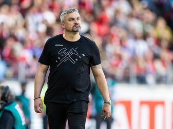 Bochums Trainer Thomas Reis steht am Spielfeldrand. Bochums Trainer Thomas Reis steht am Spielfeldrand.