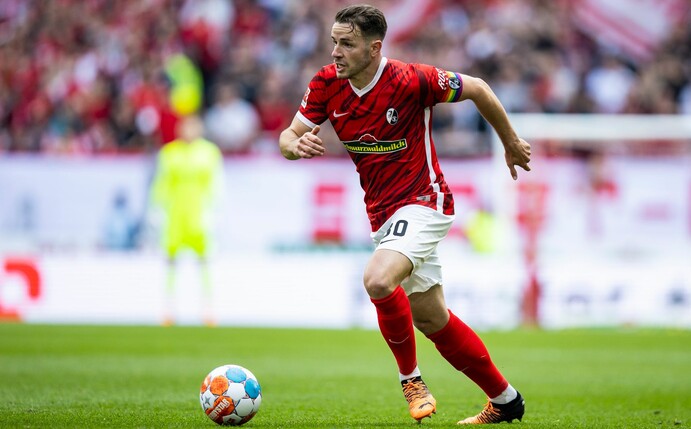 Freiburgs Christian Günter treibt den Ball im Dribbling nach vorne.