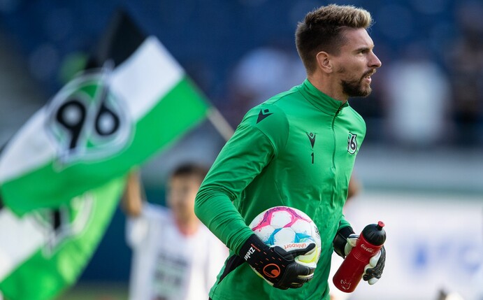 Hannover 96: Ron-Robert Zieler wird seine Torwartposition in der ersten Runde des DFB-Pokals an Leo Weinkauf abgeben müssen.