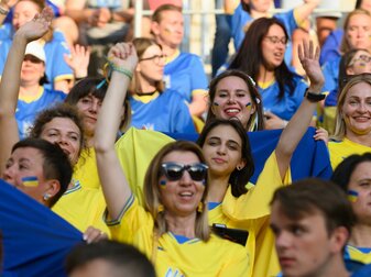 Im polnischen Lodz hatten ukrainische Fans die Spieler von Dynamo Kiew angefeuert. Im polnischen Lodz hatten ukrainische Fans die Spieler von Dynamo Kiew angefeuert.